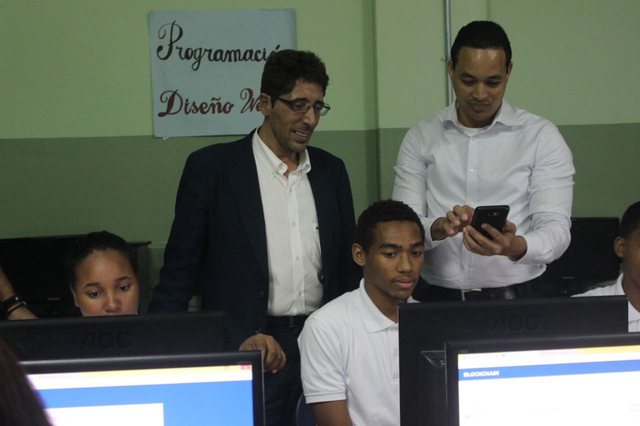 Estudiantes aprendiendo Blockchain — Salesianos