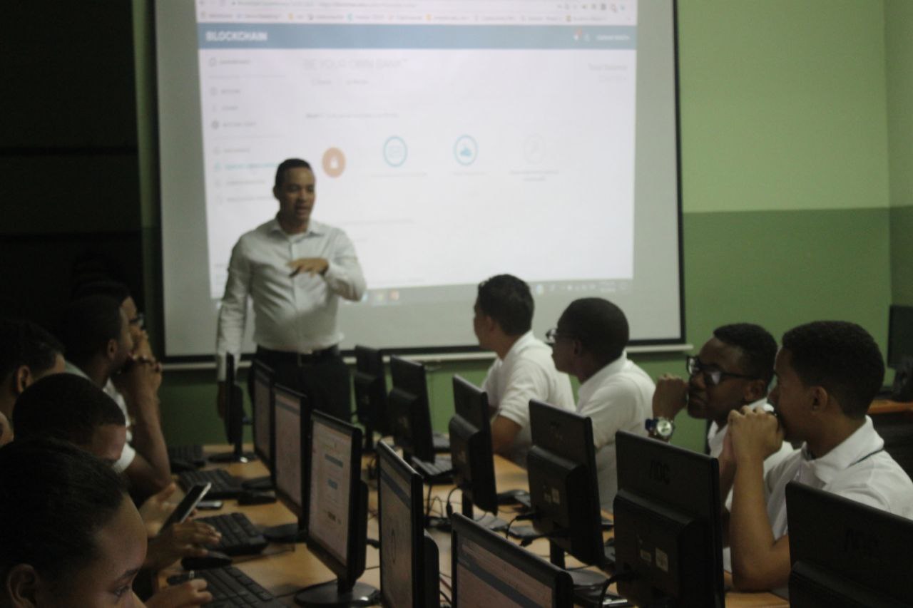 Lab de computadoras — Taller Blockchain Salesianos