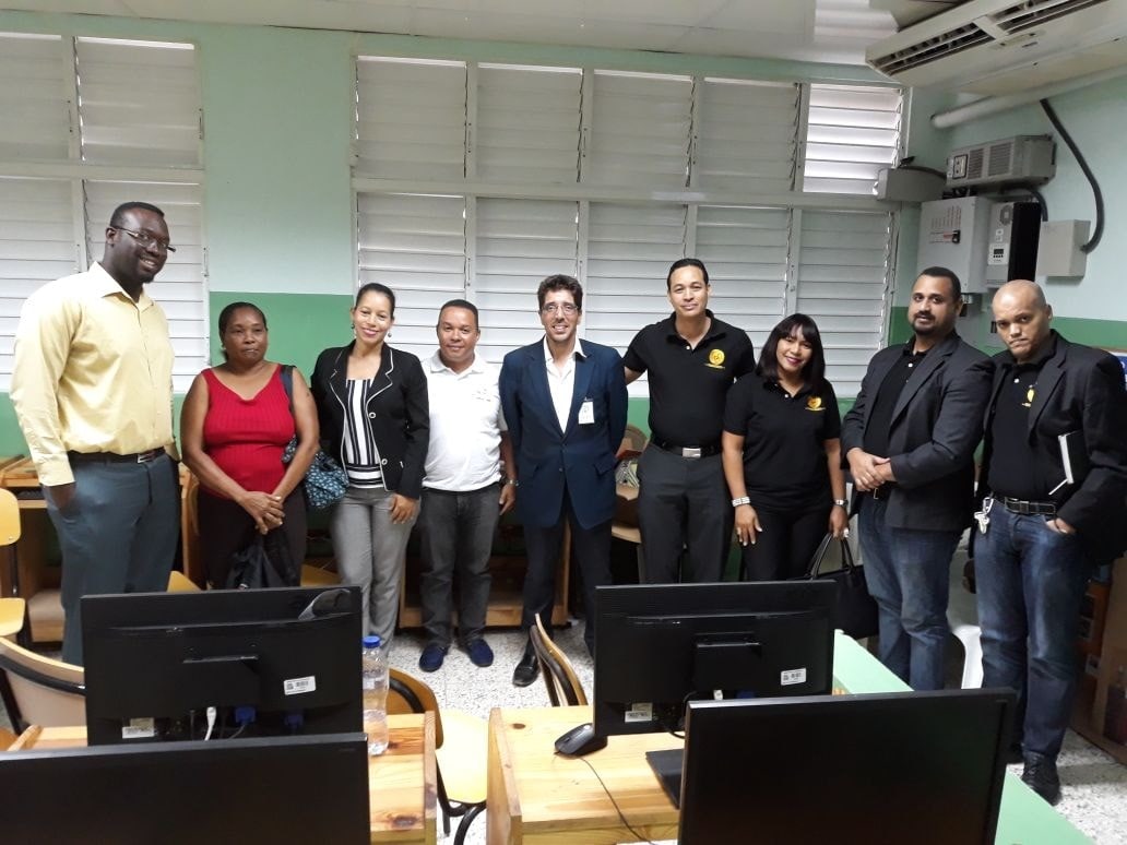 Willy Tirado con estudiantes — Liceo Salesianos